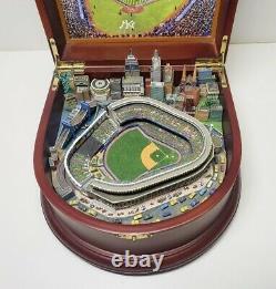 Danbury Mint The New York Yankees Music Box NYC with Stadium