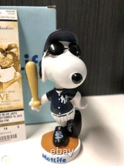 NEW YORK YANKEES 2012 Snoopy PEANUTS 3r d in SERIES SGA BOBBLEHEAD NIB 9/2012