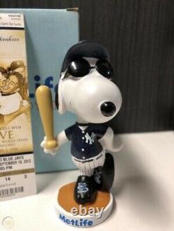 New York Yankees 2012 Snoopy, Charles Schultz Peanuts SGA bobblehead bobble NIB