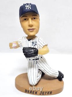 New York Yankees Crystal Snowman 10 Players Set And Piece of Concrete Stadium